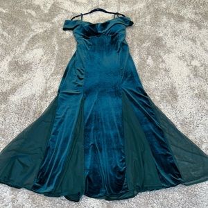 Night Way, Green velvet gown. Worn once. Mgreat condition. Size 14. Petite.